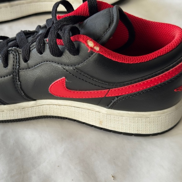 Nike Air Jordon 1 Low 4.5 Youth Black/White/Fire Red - Picture 5 of 14
